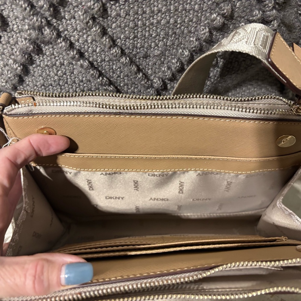 NWOT❤️DKNY Bryant Park Monogram Crossbody - Picture 8 of 8